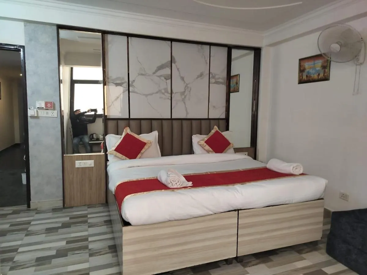 Hotel Clink New Delhi Airport 3*,