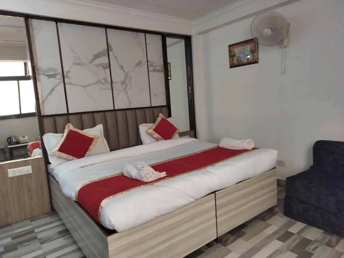 Hotel Clink New Delhi Airport 3*,