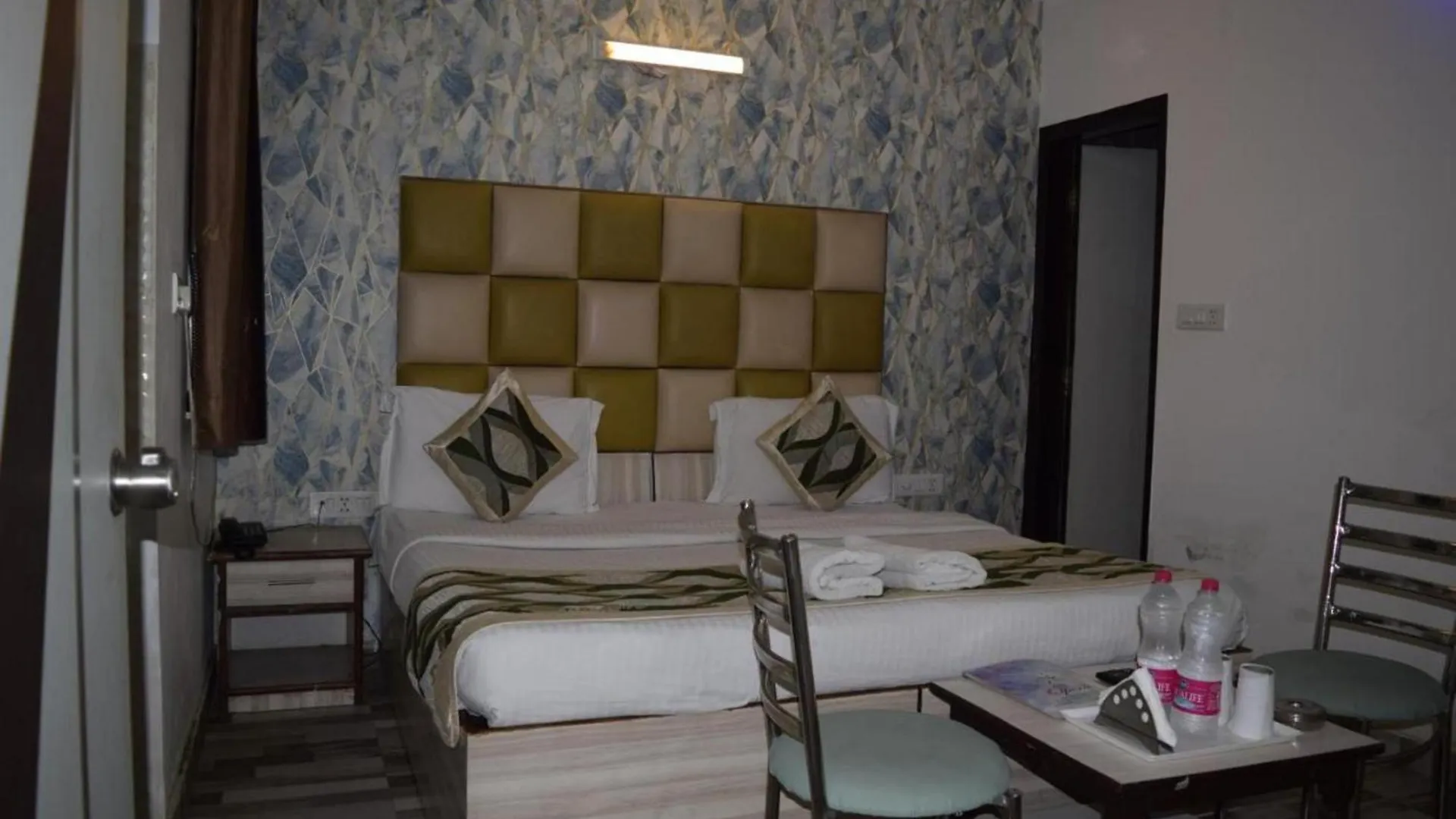 Hotel Clink New Delhi Airport 3*,